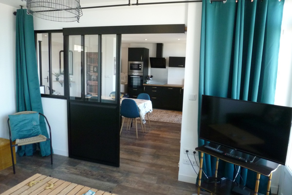 Salon (accès au séjour et à la cuisine)