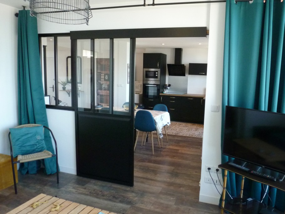 Salon (accès au séjour et à la cuisine)