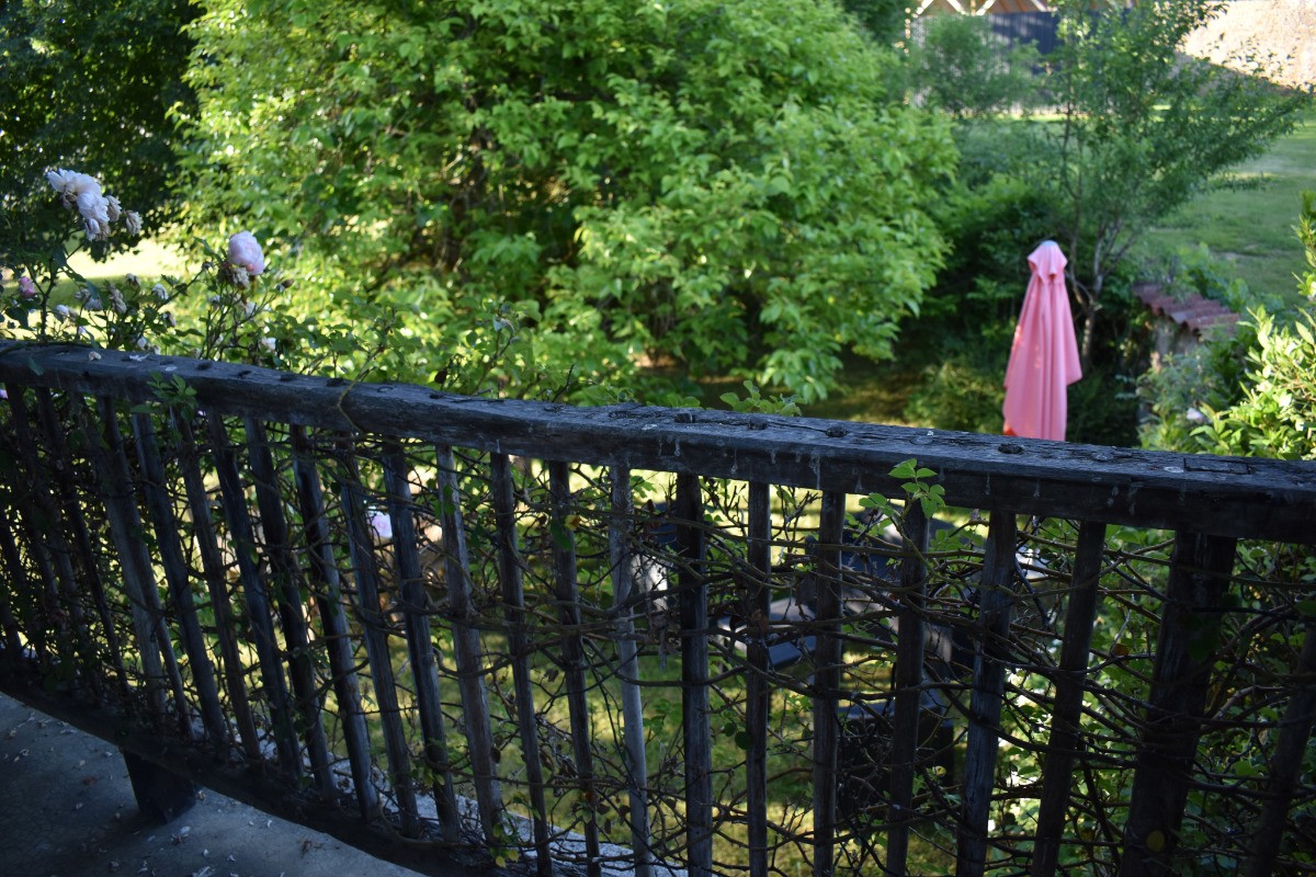 Vue sur le jardin depuis le balcon des chambres