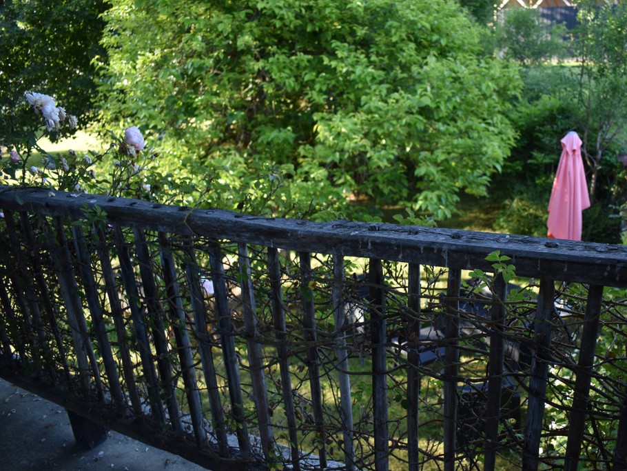 Vue sur le jardin depuis le balcon des chambres