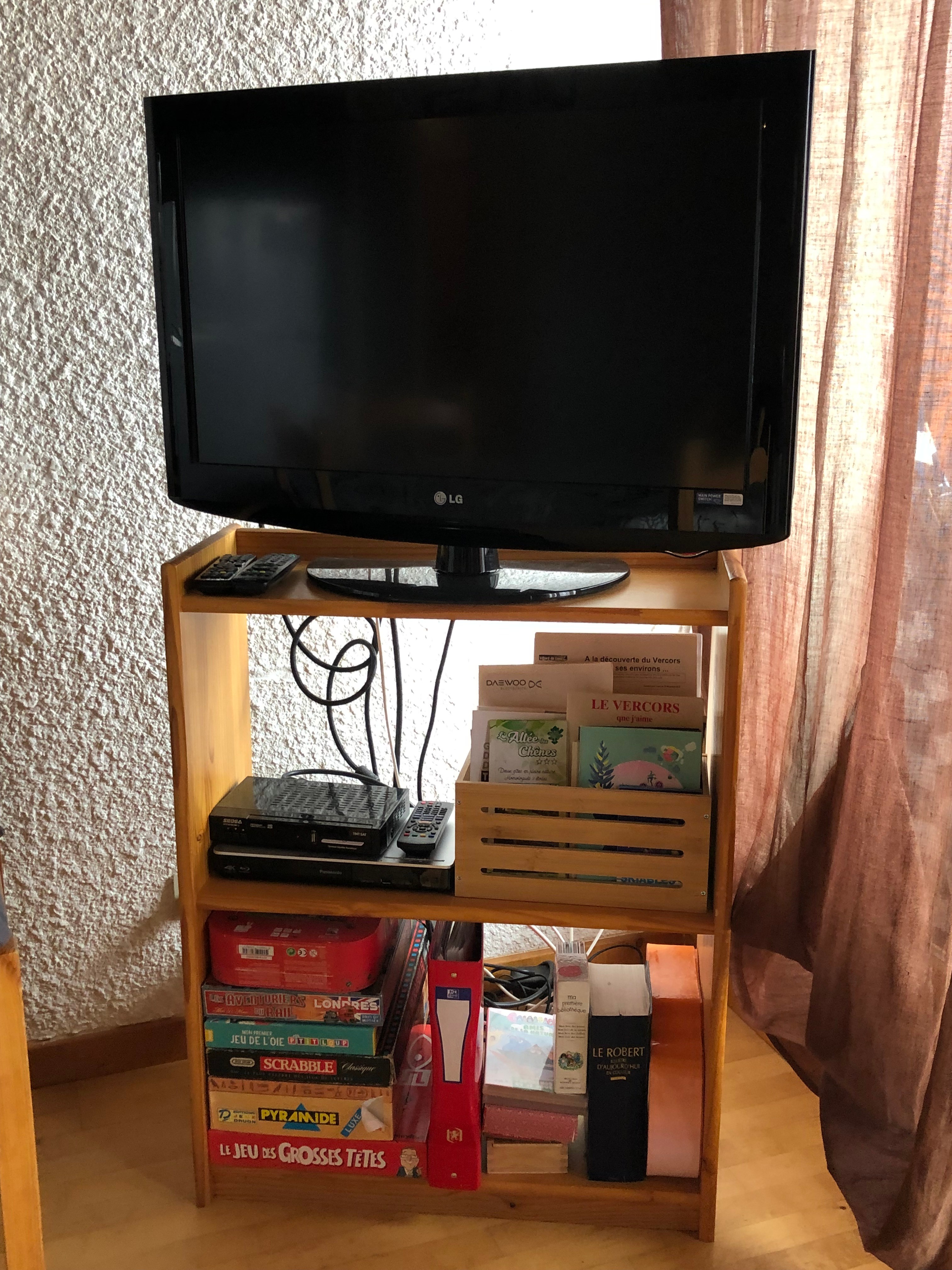 TV + Lecteur CD + jeux de société et livres