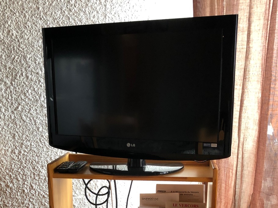 TV + Lecteur CD + jeux de société et livres