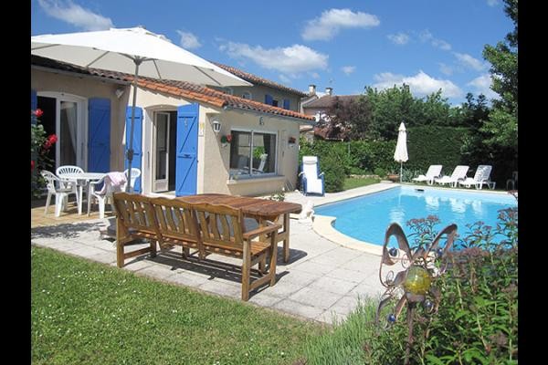 piscine avec terrasse et salon de jardin et bains de soleil   - Saint Juéry - Tarn