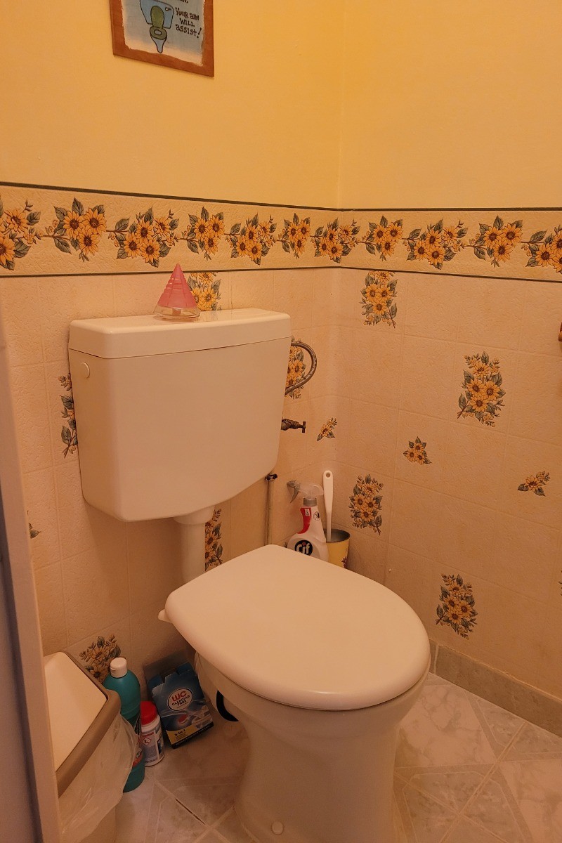 Chambre d'hôtes Clévacances, Ploluha, chez M. et Mme Mac Lachlan, le WC indépendant de la chambre familiale