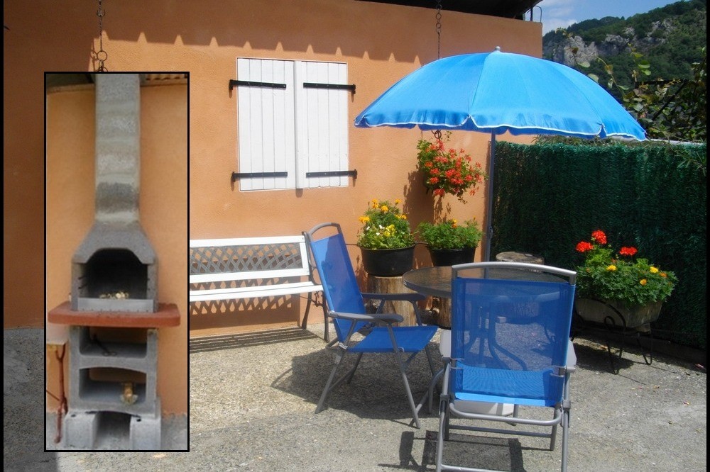 Salon de jardin avec barbecue