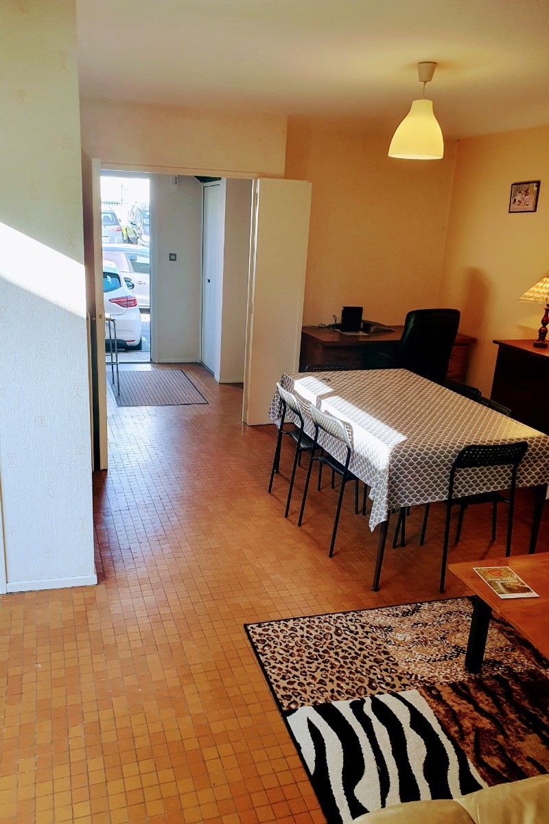 Sejour/salon et entrée depuis le parking auto