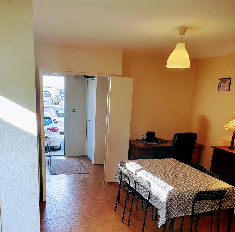 Sejour/salon et entrée depuis le parking auto