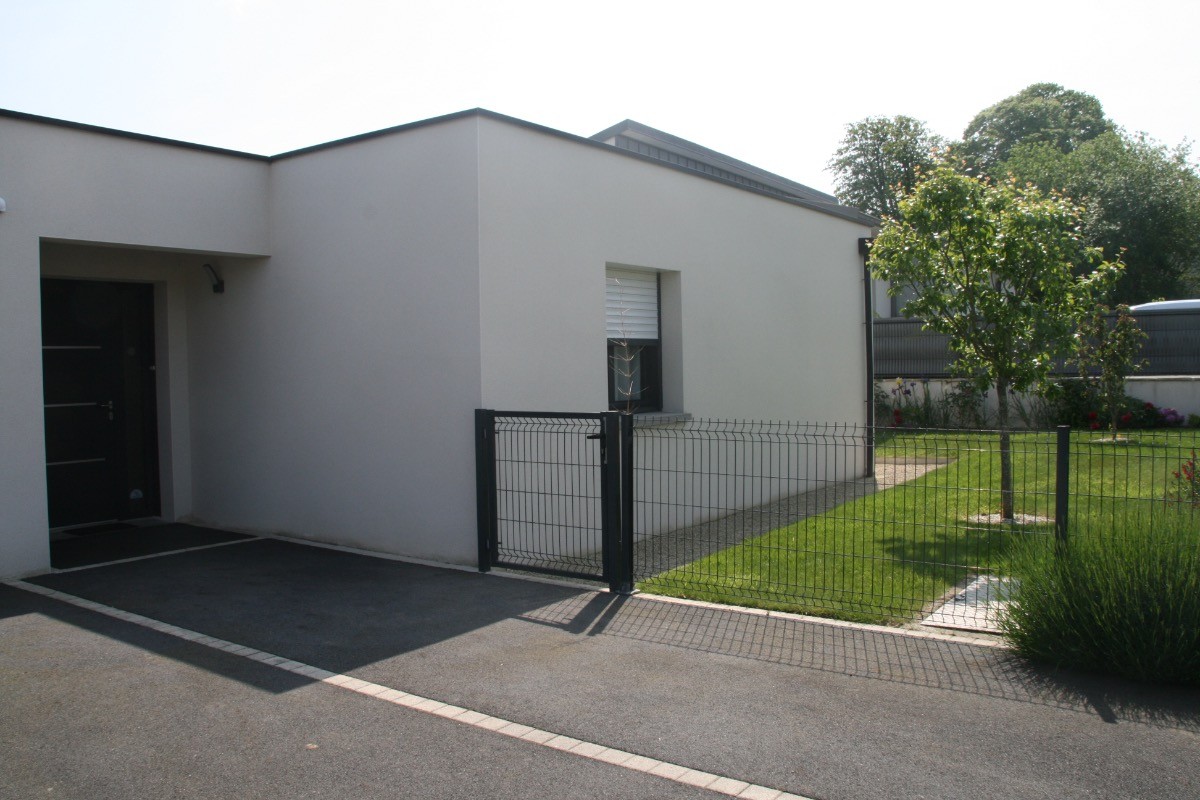 entrée de la maison. 2 places de parking privatives