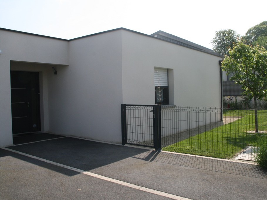 entrée de la maison. 2 places de parking privatives