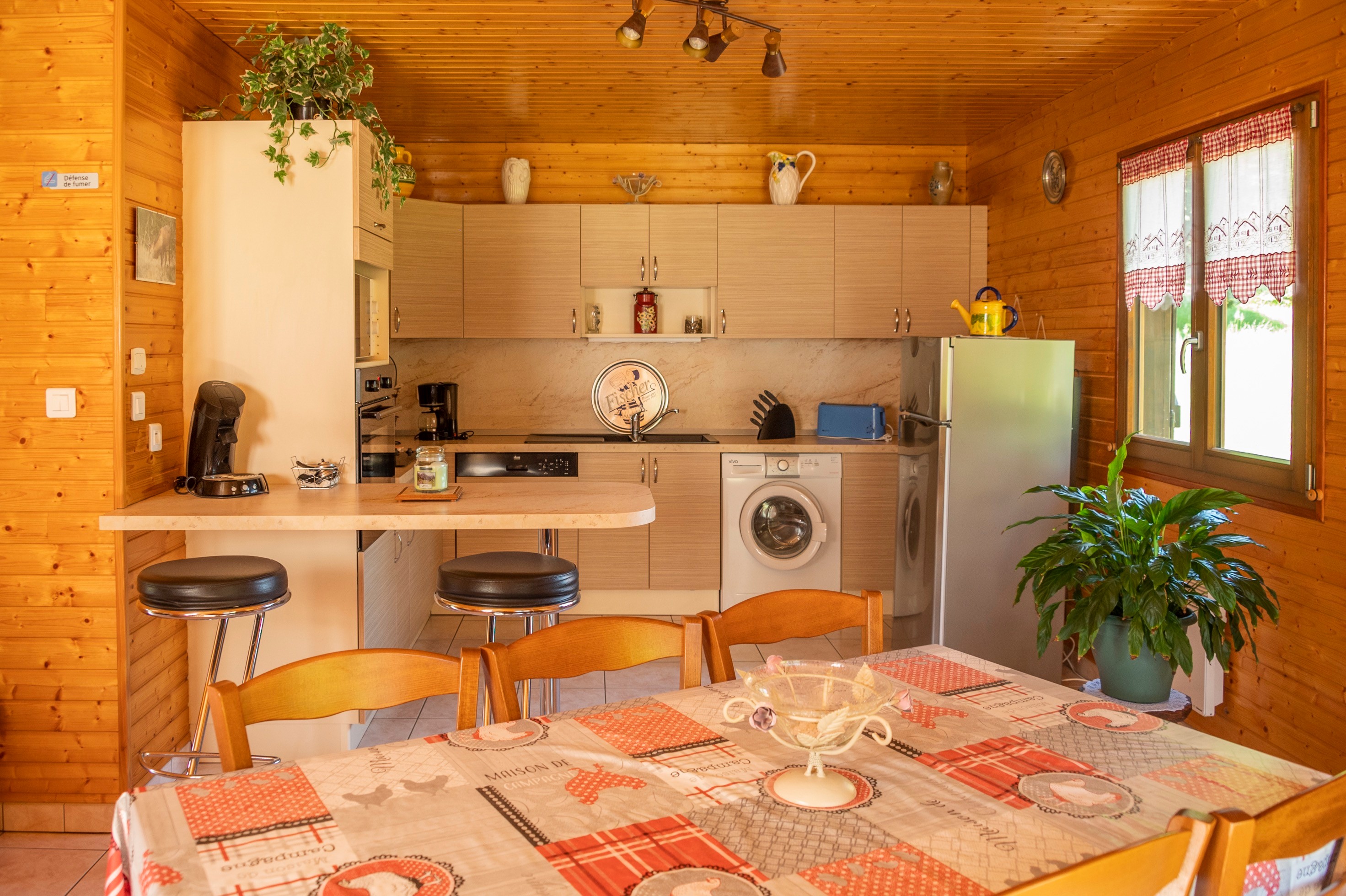 Living room and kitchen - Chalet Le Jauniré - Plainfaing, Vosges
