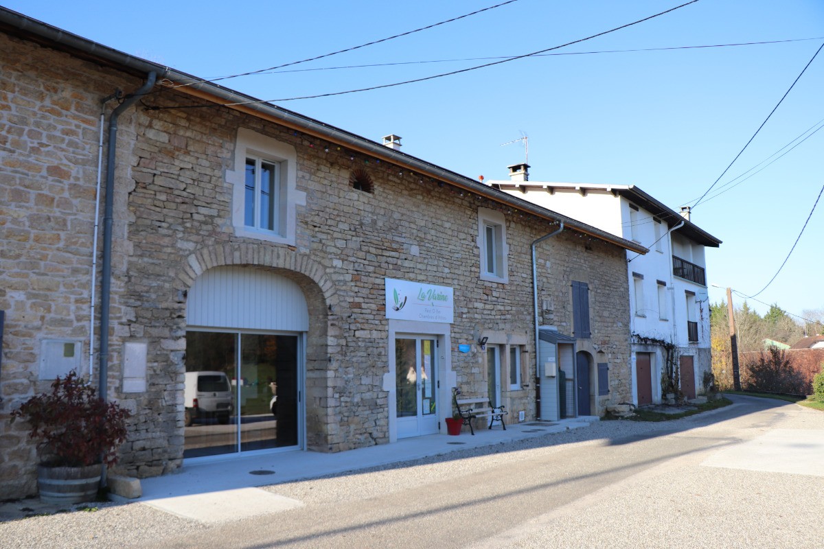 façade de la maison qui comprend les chambres