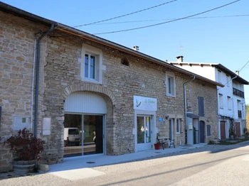 façade de la maison qui comprend les chambres