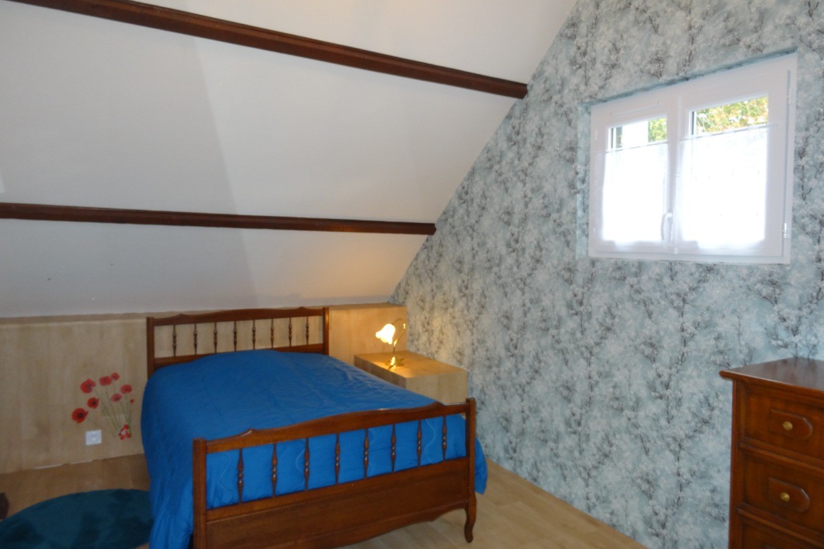 Chambre à l'étage pour 1 personne (lit 120). Possibilité d'un couchage supplémentaire (lit tiroir)