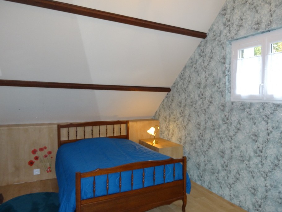 Chambre à l'étage pour 1 personne (lit 120). Possibilité d'un couchage supplémentaire (lit tiroir)