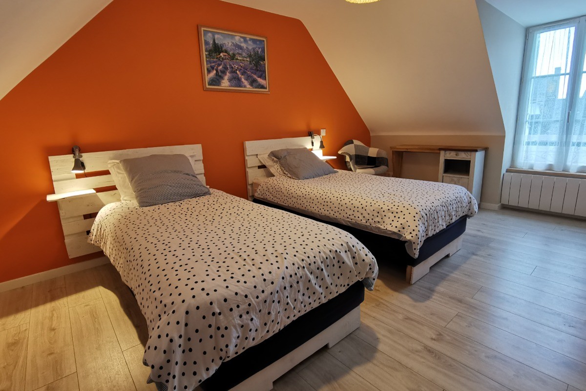 Etage: Chambre 3 avec 2 lits 90