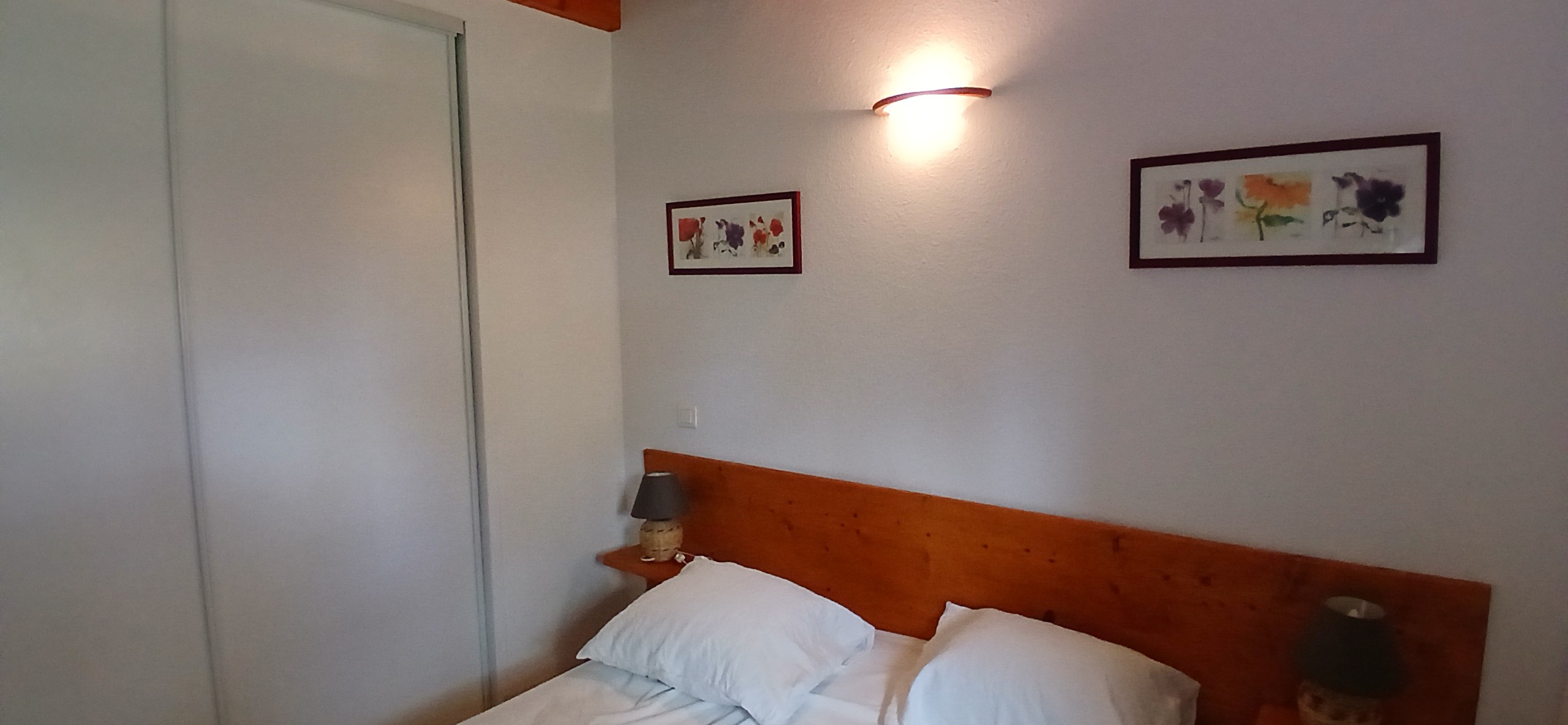 Etang de Farges, Saint Germain près Herment, Chalet Bleu - Chambre avec armoire