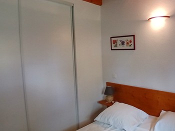 Etang de Farges, Saint Germain près Herment, Chalet Bleu - Chambre avec armoire