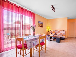 Salle à manger avec canapé type clic-clac Marseillan