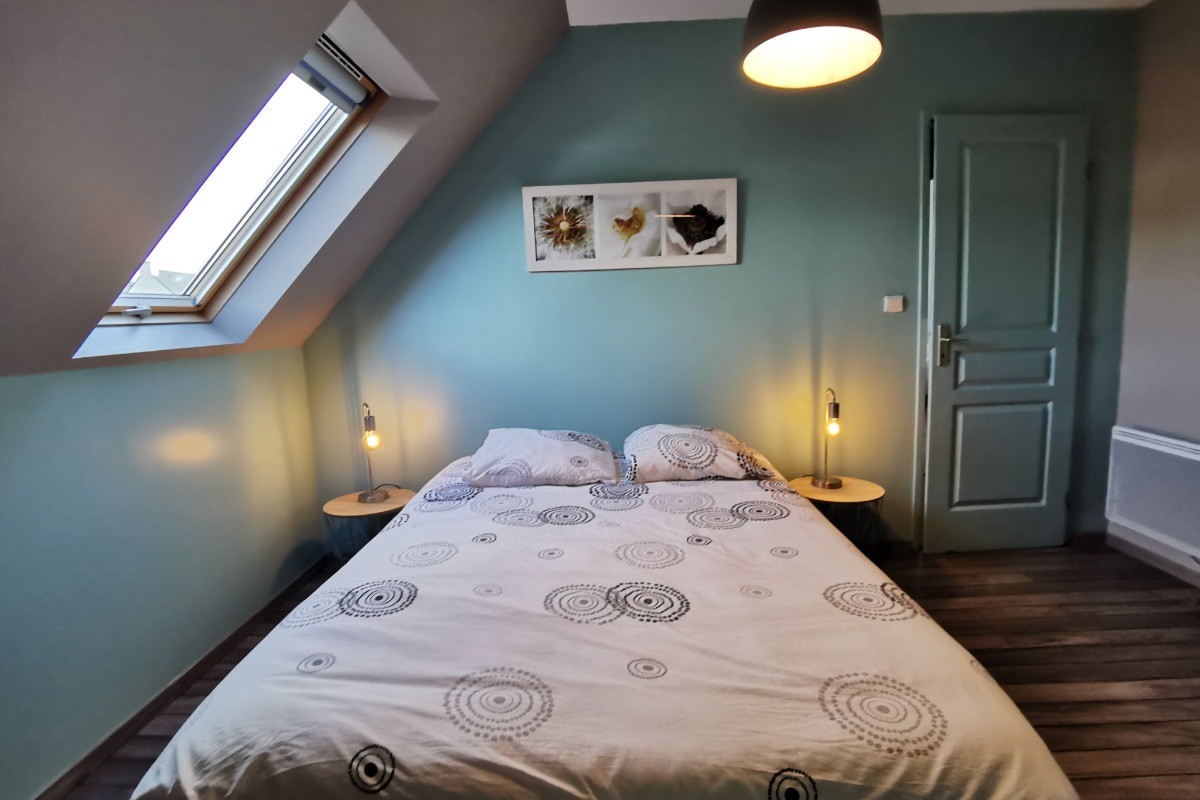 Chambre avec lit 140 à l'étage