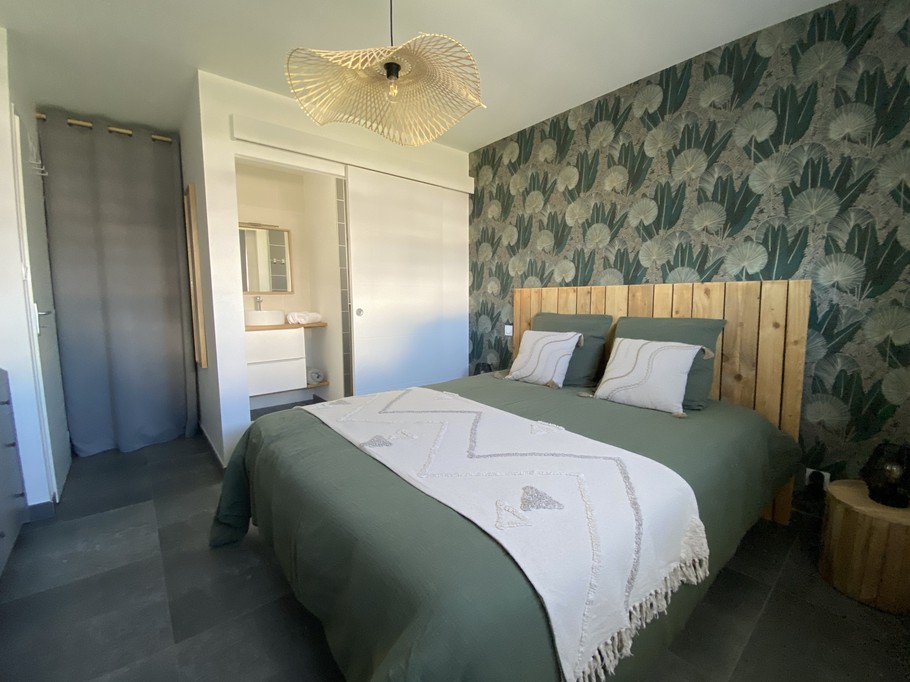 Chambre RDC avec TV et salle de bain attenante
