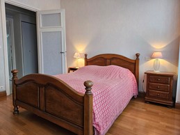 Chambre 1 avec un lit 140x190. Rangements