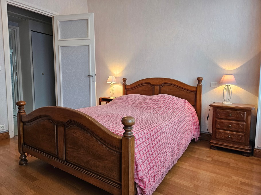 Chambre 1 avec un lit 140x190. Rangements