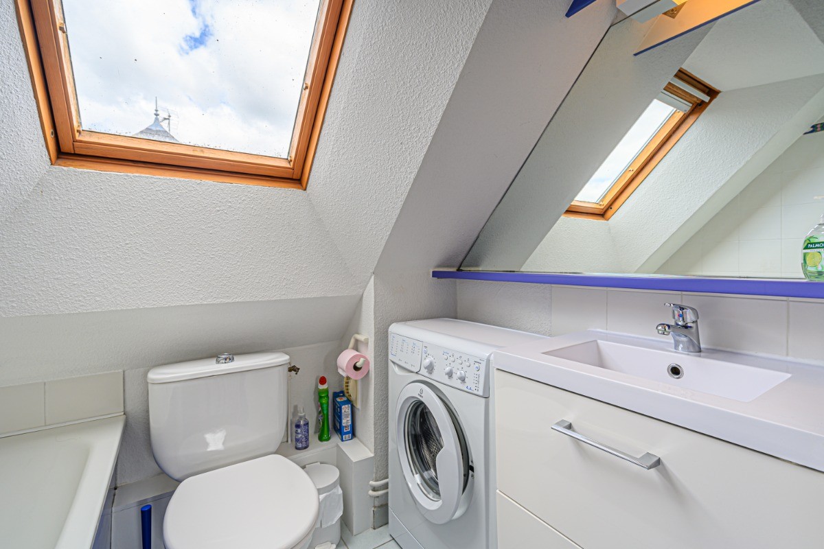 Salle de bain de l'étage avec WC