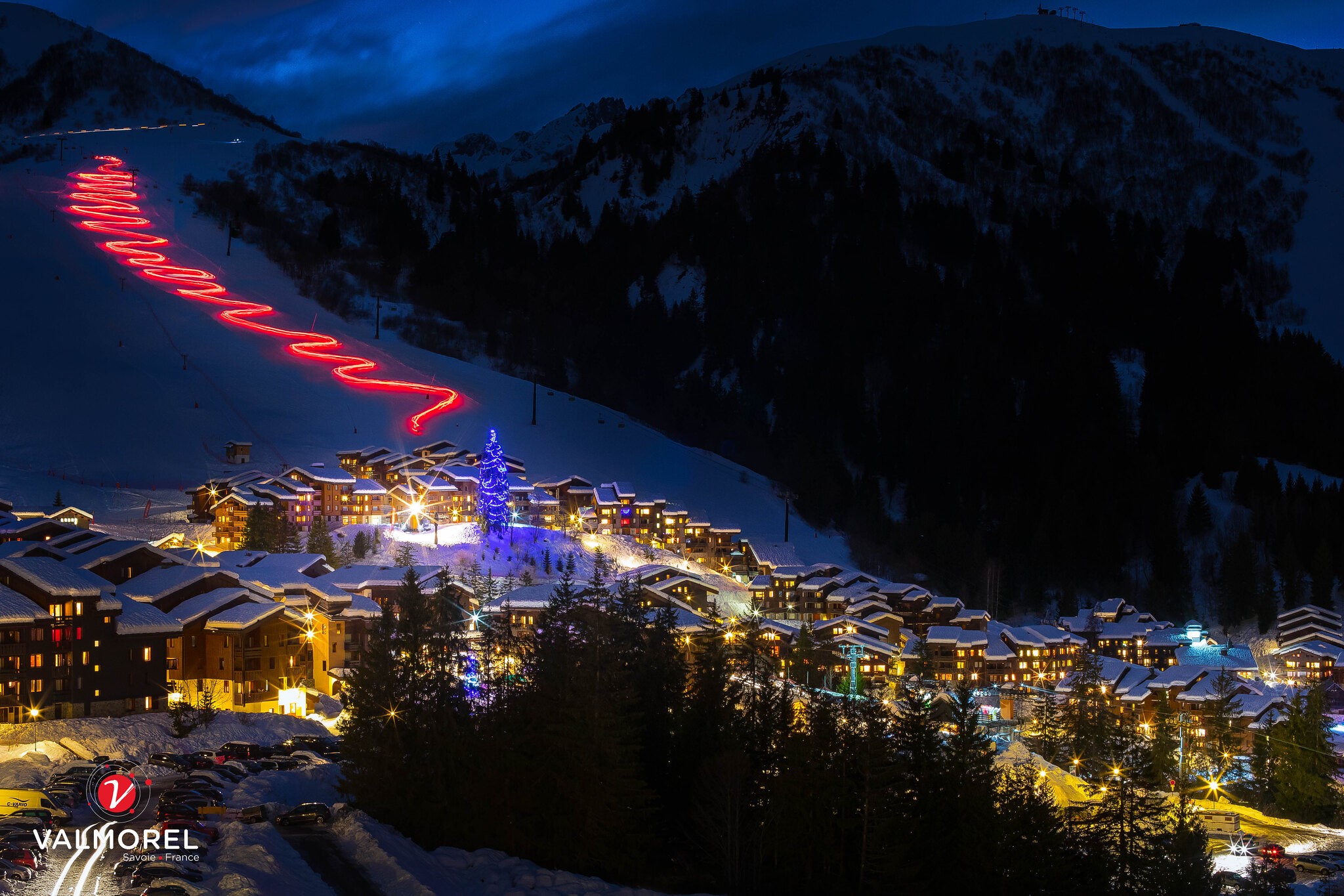 Descente aux flambeaux tous les mardis soir des vacances scolaires, sur la piste de Planchamp à 50m de la résidence