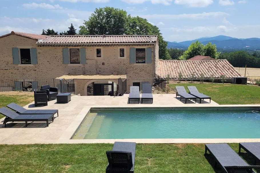 Piscine au sel chauffée avec volet immergé sous plage