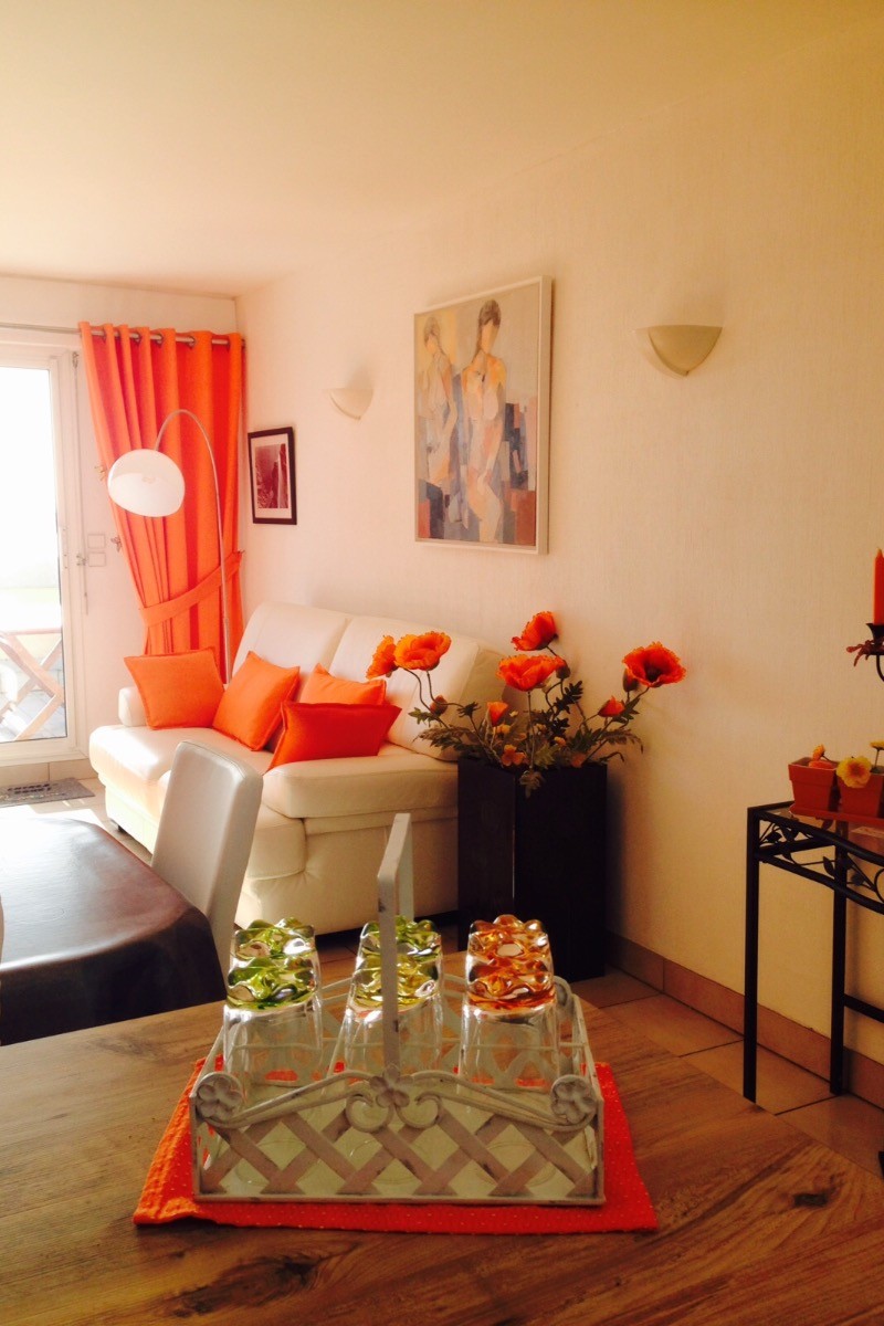 30m2 living room opening onto sea-view terrace.