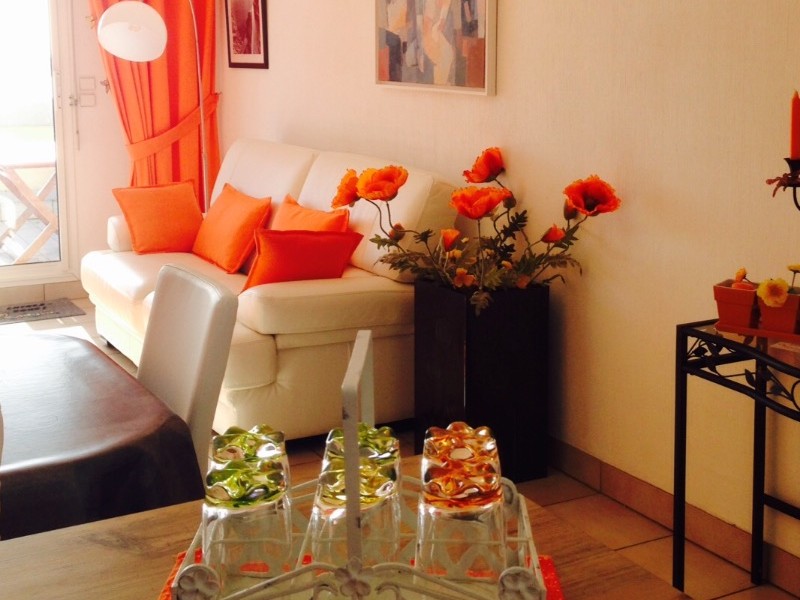 Séjour de 30m2 donnant sur terrasse vue mer.