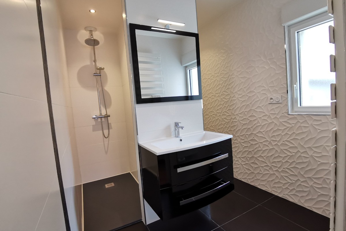 salle d'eau au RDC avec WC