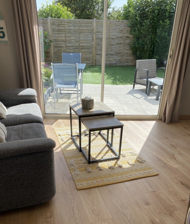 Salon donnant sur terrasse bien exposée