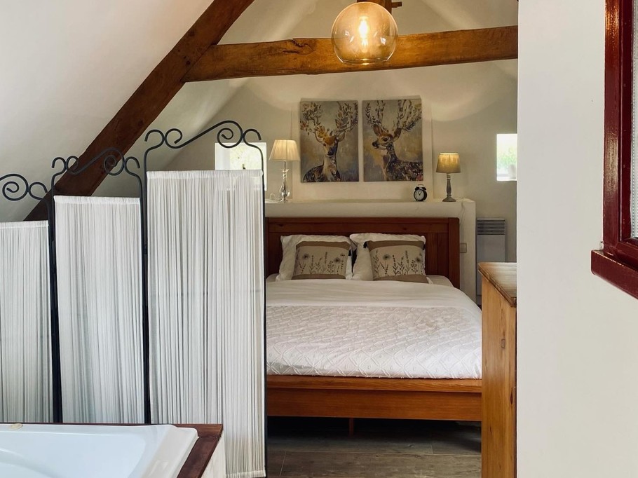 Grande chambre mansardée avec lit 140 cm et salle de bain (baignoire à remous)