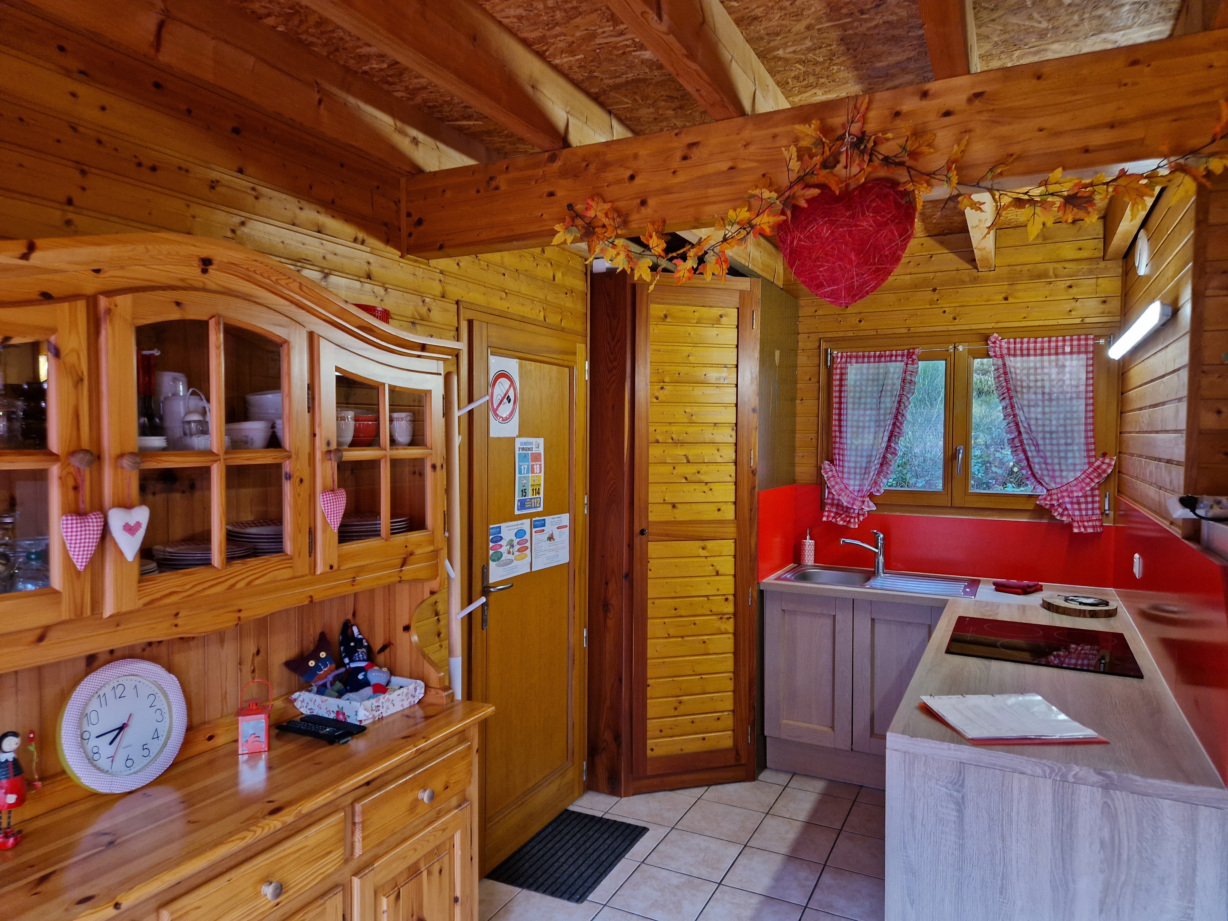 Cuisine - Chalet en bois tout confort aux Rouges-Eaux – Nature, jardin, randonnées Vosges