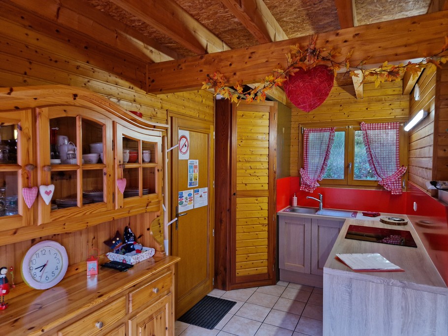 Cuisine - Chalet en bois tout confort aux Rouges-Eaux – Nature, jardin, randonnées Vosges