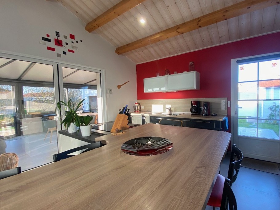 Cuisine ouvrant sur la véranda