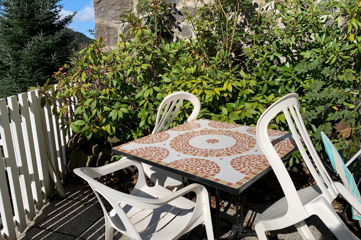 Notre terrasse et la possibilité pour tous de se restaurer avec leur panier personnel de pique-nique