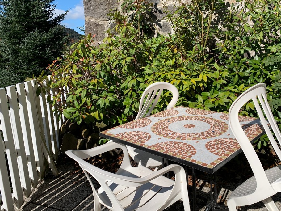 Notre terrasse et la possibilité pour tous de se restaurer avec leur panier personnel de pique-nique