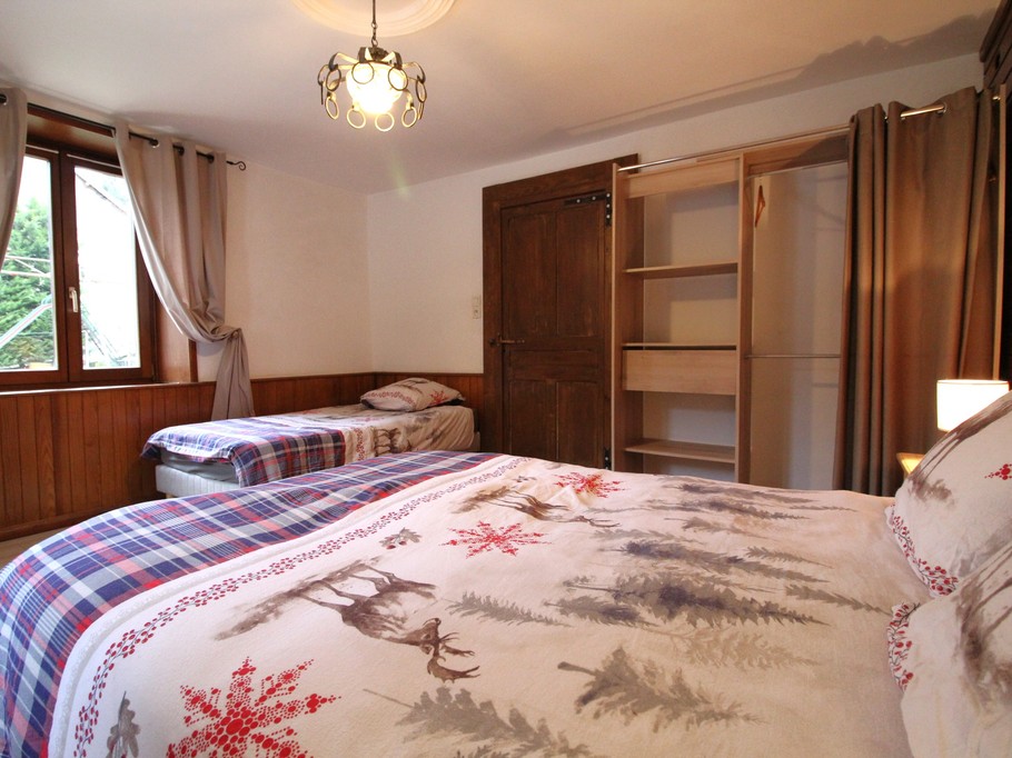 Chambre 3 couchages - Appartement tout confort avec jacuzzi à Plainfaing