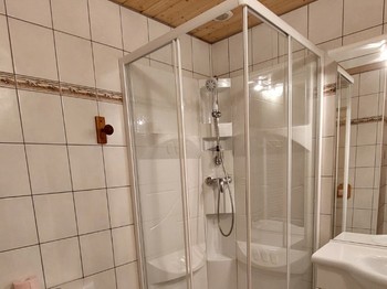 Salle d'eau privative avec douche dans la maison d'hôtes proche de Saint-Flour