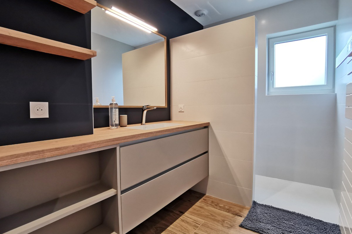 salle d'eau avec douche à l'italienne