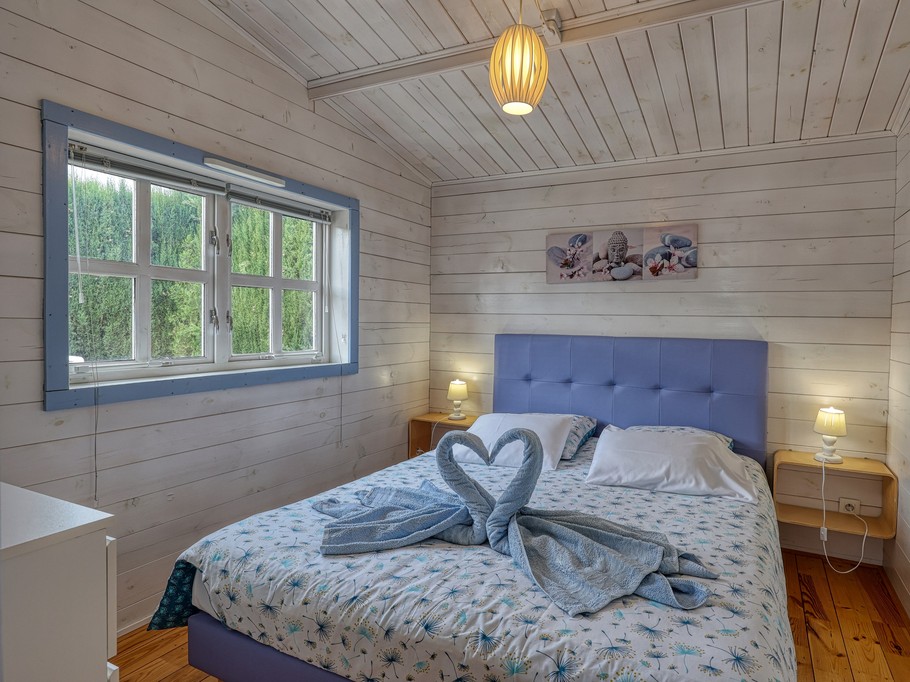 Chambre avec lit double 160x200 dans location saisonnière Hérault