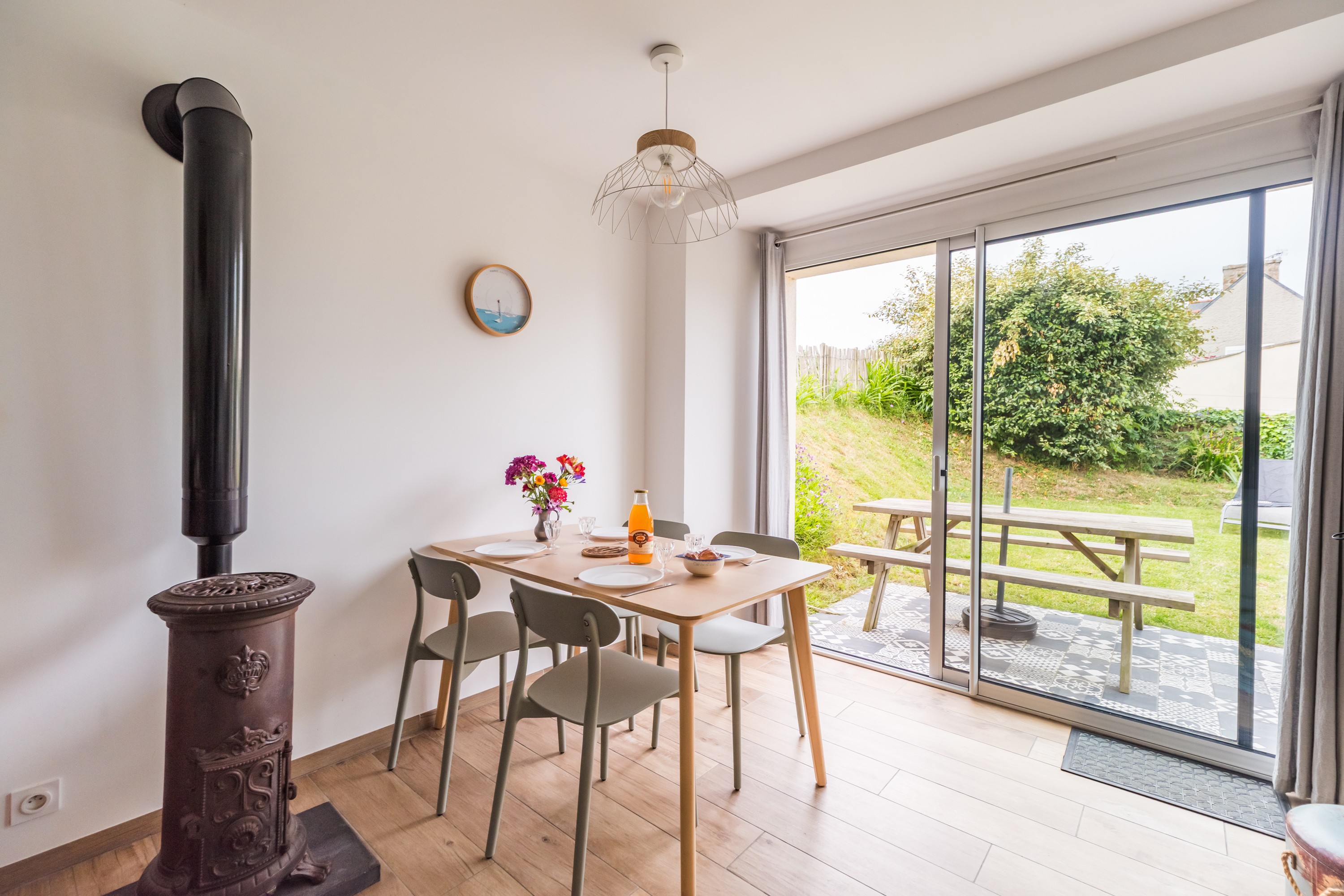 TROADEC holiday rentals in Clévacances, Trévou-Tréguignec and Trestel: ground-floor living room and kitchen