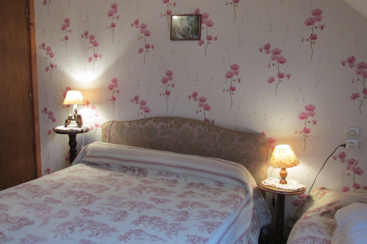 Upstairs bedroom with a 140cm bed and an extra bed