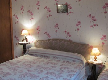 Upstairs bedroom with a 140cm bed and an extra bed