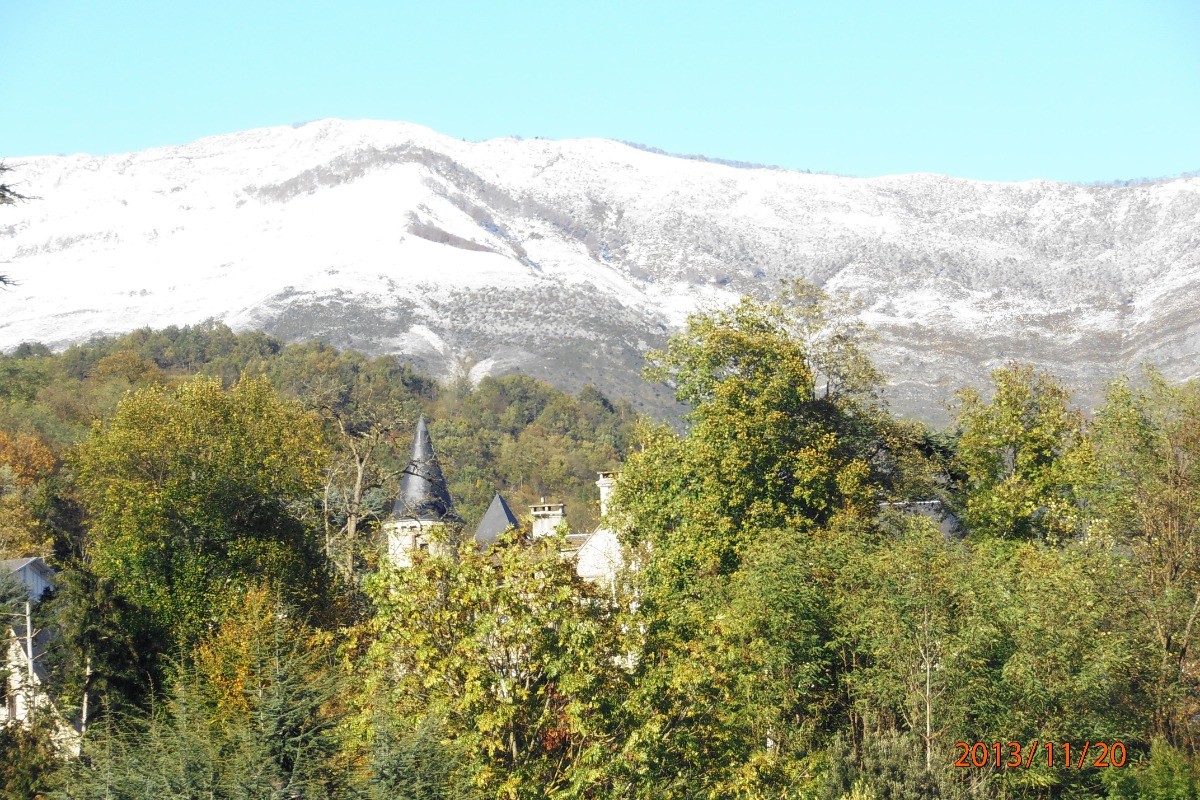 Vue prise du balcon: château d'Ourout et le massif du Pibeste