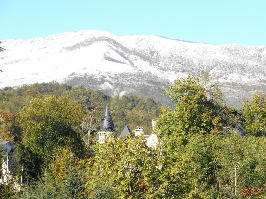 Vue prise du balcon: château d'Ourout et le massif du Pibeste