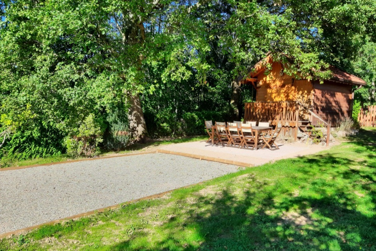 Terrain de pétanque et terrasse