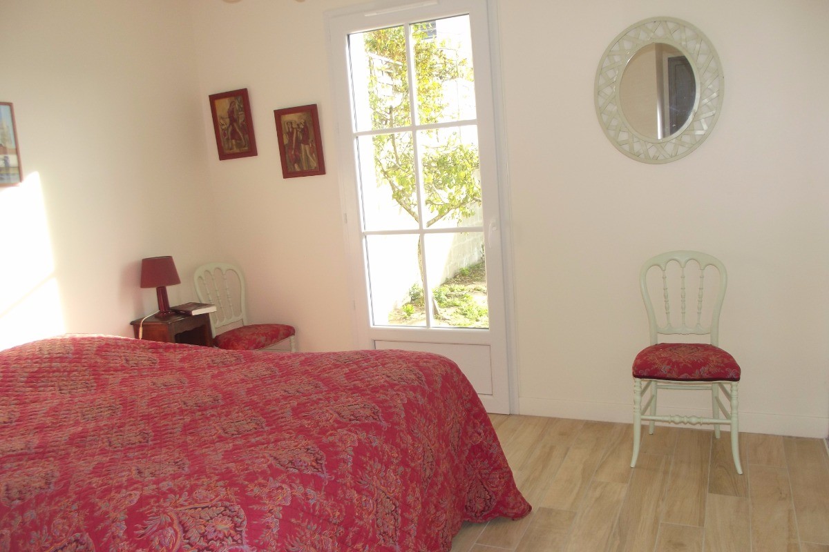 Chambre 1 lit de 140 en rez-de-jardin